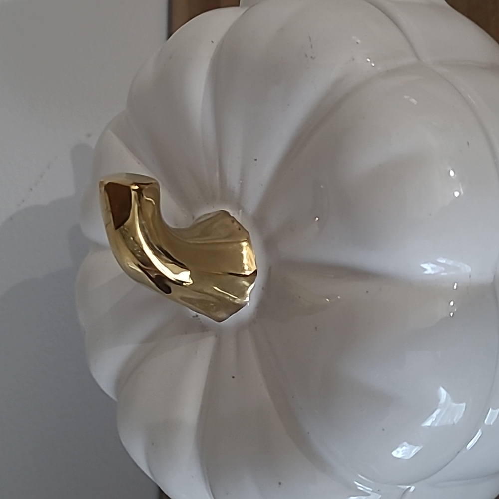 White Ceramic "Pumpkin" Shaped .8 Quart Dip/Soup Dish with Lid - Picture 3 of 13